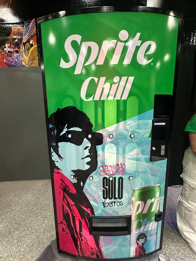 Máquina expendedora de Sprite Chill con el retrato de Chencho Corleone